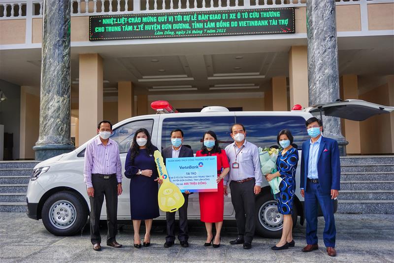 Hình 1: Lãnh đạo huyện Đơn Dương cùng đại diện NHCT Lâm Đồng chụp hình lưu niệm.