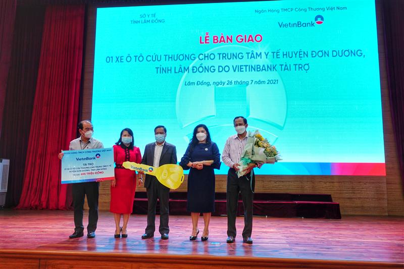 Hình 2: NHCT Lâm Đồng tăng xe cứu thương cho TTYT Đơn Dương.