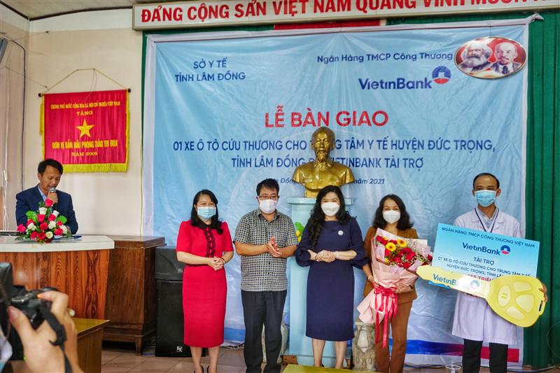 Hình 3: NHCT Lâm Đồng tăng xe cứu thương cho TTYT Đức Trọng.